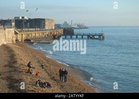 Strand und Pier zwischen Square Tower und Round Tower, Portsmouth, Hampshire, Großbritannien. Stockfoto