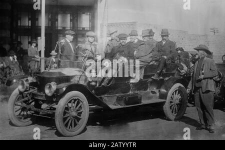 Foto zeigt den Wall Street-Makler Charles Gilbert Gates (1876-1913), Sohn des Geschäftsmannes Charles Warne Gates mit William 'Buffalo Bill' Cody (256-1917). Gates war 1913 bei einem Jagdexpedition mit Buffalo Bill in der Nähe von Cody, Wyoming, als er starb. Stockfoto