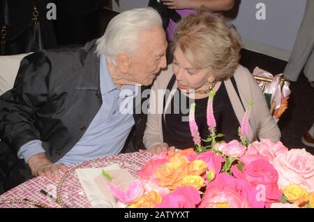 Los Angeles, Ca. Mai 2020. Kirk Douglas, Anne Douglas zum 25-Jährigen Jubiläum des Anne Douglas Centers in der LA Mission in Los Angeles, Kalifornien, 4. Mai 2017. Gutschrift: David Edwards/Media Punch/Alamy Live News Stockfoto