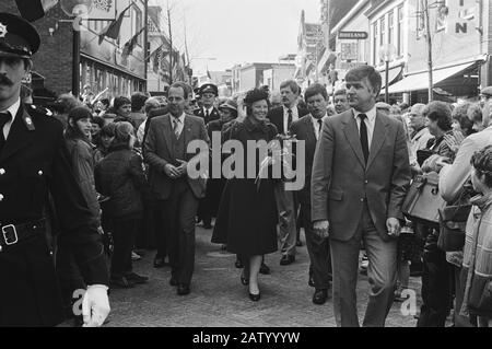 Besuch von Königin Beatrix von Königin Beatrix läuft durch Hillegom Datum: 22. April 1983 Ort: Hillegom, South Holland Schlüsselwörter: Queens, Royal Visits Person Name: Beatrix, Königin der Niederlande Stockfoto