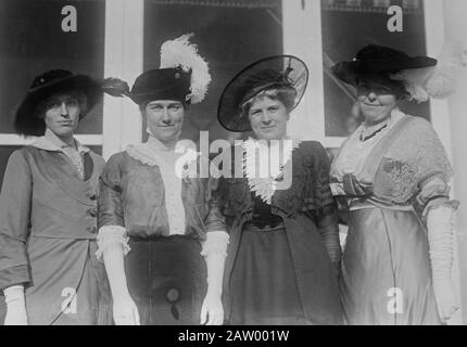 Photo shows activist Jessie Woodrow Wilson Sayre (1887-1933), daughter of U.S. President Woodrow Wilson; Miss Elizabeth W. Dodge (daughter of Cleveland Dodge), Mrs. D.H. Morris and immigration specialist Mrs Harry M. Bremer, possibly at a YWCA meeting, Oct. 21, 1913. Stockfoto