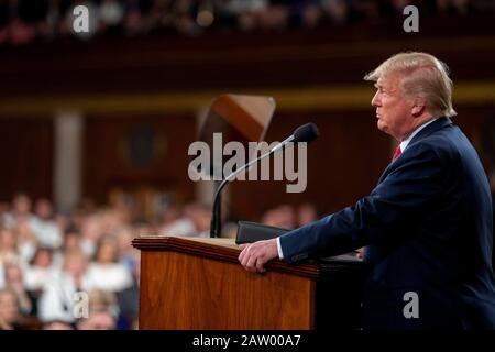 Washington, Vereinigte Staaten Von Amerika. Februar 2020. Washington, Vereinigte Staaten von Amerika. Februar 2020. US-Präsident Donald Trump übergibt die Adresse des US-Bundesstaates der Union an eine gemeinsame Kongresssitzung im US-Kapitol vom 4. Februar 2020 in Washington, DC Credit: D. Myles Cullen/White House Photo/Alamy Live News Stockfoto