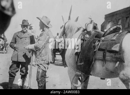 Foto zeigt Albert I., Fürst von Monaco (1848-1922) mit William 'Buffalo Bill' Cody (1848-1917) während ihrer Jagdreise 1913 in der Nähe von Cody, Wyoming. Stockfoto