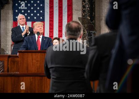 Washington, Vereinigte Staaten Von Amerika. Februar 2020. Washington, Vereinigte Staaten von Amerika. Februar 2020. US-Präsident Donald Trump übergibt die Adresse des US-Bundesstaates der Union an eine gemeinsame Kongresssitzung im US-Kapitol vom 4. Februar 2020 in Washington, DC Credit: Shealah Craighead/White House Photo/Alamy Live News Stockfoto