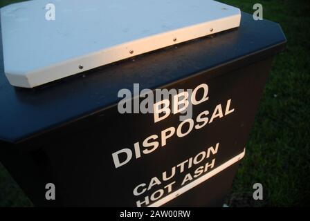 BBQ Entsorgungsbehälter, Vorsicht Hot Ash, Portsmouth, Hampshire, Großbritannien. Stockfoto