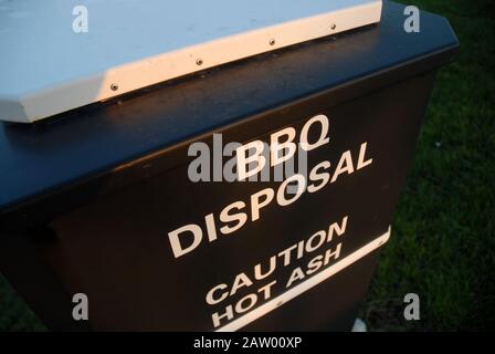 BBQ Entsorgungsbehälter, Vorsicht Hot Ash, Portsmouth, Hampshire, Großbritannien. Stockfoto