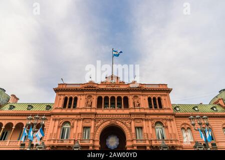 Präsidentenpalastgebäude Casa Rosada mit Argentinien-Flaggen. Stockfoto