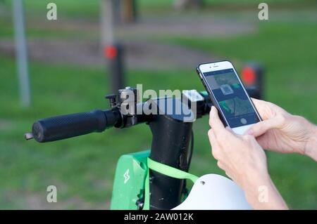 Brisbane, Queensland, Australien - 28. Januar 2020: Nahaufnahme des Lenkers und des Scan-Symbols eines elektrischen Rollers von Kalk-S und des Handhalters für mobiles Phon Stockfoto