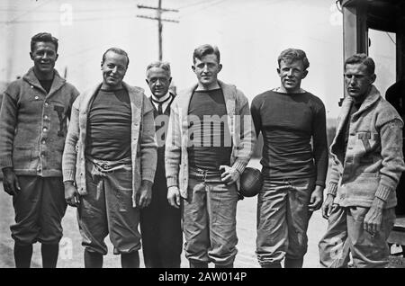 Mitglieder des Footballteams der Yale University, darunter Howard Harding Jones (1885-1941), der die Footballmannschaft von Yale in den Jahren 1909 und 1913 trainierte, Henry 'Hank' Ketcham (1891-1986), Douglas M. 'Bo' Bomeisler (1892-1953), Jesse Spalding, Carl Gallauer Jr. (1890-1964) und Dr. William T. Bull Stockfoto