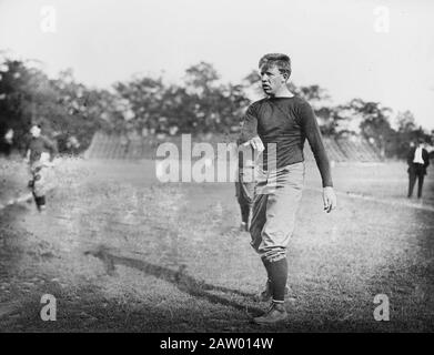 Fußballspieler Hank Ketcham (1891-1986), der Varsity Football für Yale spielte, 1911-1913 und Kapitän der Mannschaft 1913 war. Stockfoto