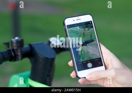 Brisbane, Queensland, Australien - 28. Januar 2020: Nahaufnahme des Lenkers und des Scan-Symbols eines elektrischen Rollers von Kalk-S und des Handhalters für mobiles Phon Stockfoto