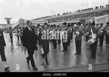 Außenminister Jugoslawiens, Mirko Tepavac kommt am Flughafen Schiphol an; Luns und Tepavac inspizieren Wachdatum: 24. Juni 1970 Stichwörter: Name der Ministerin: LUNs, JAMH, Luns, Joseph, Mirko Tepavac Stockfoto