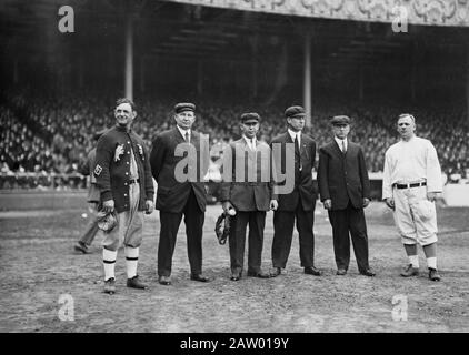 Foto zeigt Manager und Schiedsrichter vor Spiel Eins der World Series 1913 am 7. Oktober auf dem Polo Grounds in New York City. Von links nach rechts: Danny Murphy, Mannschaftskapitän der Philadelphia Athletics; Cy Rigler, linker Schiedsrichter; Bill Klem, Heimatplatte; John Joseph (Rip) Egan, Infield; Tom Connolly, rechtes Feld; und John McGraw, Manager der New York Giants. Stockfoto