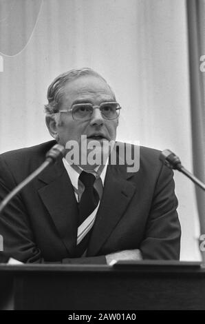 Behandlung des Außenhaushalts im parlament Minister Van der Stee (Landwirtschaft) hinter dem Rednertermin: 29. November 1973 Ort: Den Haag, Südholland Schlüsselwörter: Minister, Parlamentsdebatten, Porträts, Kanzlei-Person Name: Stee, Fons van der Stockfoto