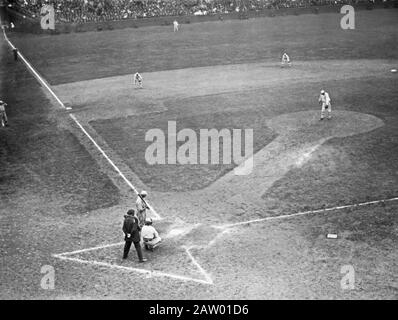 World Series 1913, 4th Game, Shibe Park, Doc Crandall Bats, Chief Bender Pitching - 10. Oktober 1913 Stockfoto