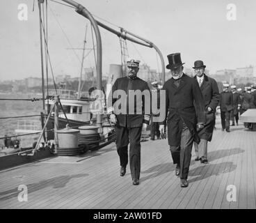 Bürgermeister William Jay Gaynor mit Rear-Admiral Charles J. Badger, Befehlshaber der Atlantikflotte, die in New York City war, um an den Enthüllungsfeierlichkeiten für die Gedenkstätte für das Schlachtschiff Maine Ca teilzunehmen. 1913 Stockfoto