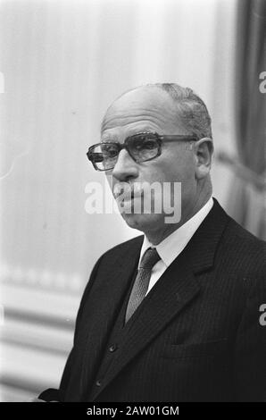 Van Doorn Minister beantwortet Fragen zur Werbung im Fernsehen und Radio im Haus (Kopf) Datum: 12. September 1974 Stichwörter: Minister Personenname: Thorn, Harry Peters, Hans/Anefo Urheberrechtsinhaber: National Archives Materialtyp: Negative (schwarz/weiß) Archivnummer: Siehe Zugang 2.24.01.05 Stockfoto