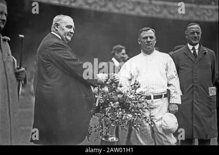 Edward McCall präsentiert New York Giants Manager John McGraw auf dem Polo Grounds, NY 1913, 7. Okt., einen silbernen Blumenkorb. Stockfoto