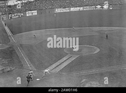 Unidentifizierter Spieler, New York NL, Bünde gegen Athletics im 3. Spiel der World Series 1913 auf Polo Grounds [1913 9. Oktober] Stockfoto