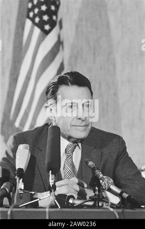 Minister Weinberger (Verteidigung, USA) besuchte unser Land; Staatssekretär Weinberger während der Pressekonferenz (Ende) Datum: 29. März 1984 Stichwörter: Minister Pressekonferenzen Personenname: Weinberger, Caspar Stockfoto