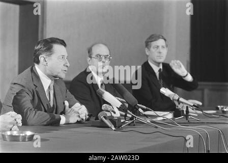 Minister Weinberger (Verteidigung, USA) besuchte unser Land; Weinberger (L) und De Ruiter während der Pressekonferenz Datum: 29. März 1984 Schlüsselwörter: Minister Pressekonferenzen Personenname: Weinberger, Caspar Stockfoto