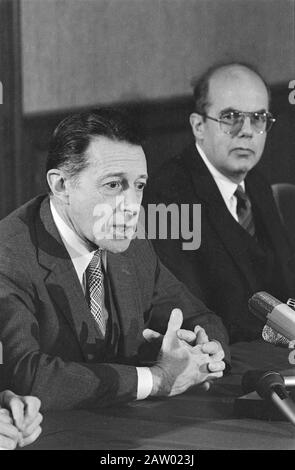 Minister Weinberger (Verteidigung, USA) besuchte unser Land; Staatssekretär Weinberger (Close) und Minister De Ruiter (R) während der Pressekonferenz Datum: 29. März 1984 Stichworte: Minister Pressekonferenzen Person Name: Ruiter, J., Weinberger, Caspar Stockfoto