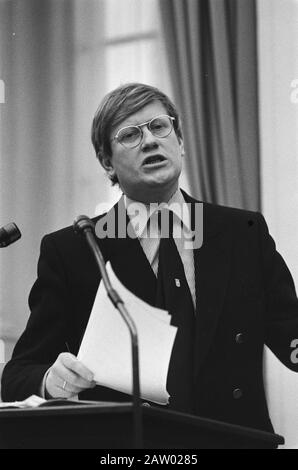 Diskussion des Gesetzesentwurfs zur Aufstellung der Stadtpläne Minister Wiegel während der Debatte im Haus über den Gesetzesentwurf Datum: 11. Februar 1981 Ort: Hof, den Haag, Südholland-Schlüsselwörter: Mikrofone, Minister, Parlamentsdebatten, Parlamentarier, Parlamente, Parlamentsgebäude Personenname: Wiegel, Hans Stockfoto