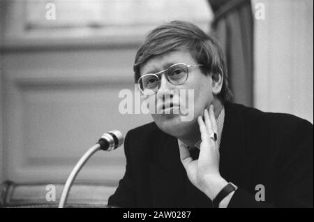 Diskussion des Gesetzesentwurfs zur Aufstellung der Stadtpläne Minister Wiegel während der Debatte im Haus über den Gesetzesentwurf Datum: 11. Februar 1981 Ort: Hof, den Haag, Südholland-Schlüsselwörter: Mikrofone, Minister, Parlamentsdebatten, Parlamentarier, Parlamente, Parlamentsgebäude Personenname: Wiegel, Hans Stockfoto