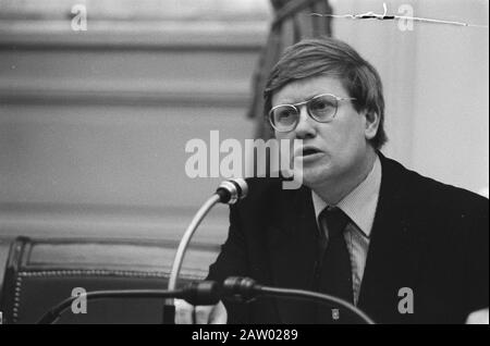 Diskussion des Gesetzesentwurfs zur Aufstellung der Stadtpläne Minister Wiegel während der Debatte im Haus über den Gesetzesentwurf Datum: 11. Februar 1981 Ort: Hof, den Haag, Südholland-Schlüsselwörter: Mikrofone, Minister, Parlamentsdebatten, Parlamentarier, Parlamente, Parlamentsgebäude Personenname: Wiegel, Hans Stockfoto