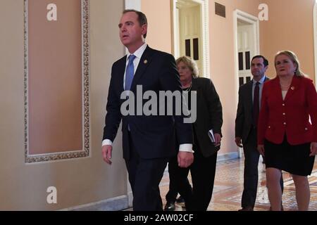 Washington, DC, USA. Februar 2020. 5./20. - US-Kapitol Washington, D.C. Der Senat stimmt zu, Präsident Donald J. Trump über die beiden Artikel Der Amtsenthebung freizusprechen. Der Leiter des Amtsenthebungsmanagers, Adam Schiff, führt die anderen Hausverwalter zur Senatskammer, um zu wählen. Credit: Christy Bowe/ZUMA Wire/Alamy Live News Stockfoto