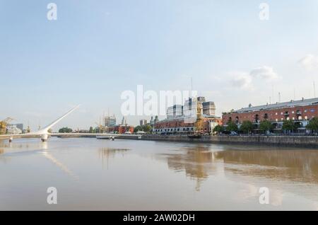 Puerto Madero, Buenos Aires Argentinien. Blick auf das Süddock, mit der Brücke Puente de la Mujer und dem Museum Fragata ARA Presidente Sarmiento shi Stockfoto