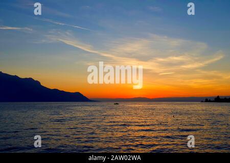 Die Sonne geht auf den Genfersee, Montreux, Kanton Waadt, Schweiz. Stockfoto