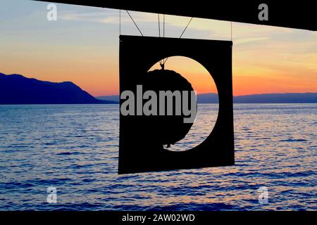 Die Sonne geht auf den Genfersee, Montreux, Kanton Waadt, Schweiz. Stockfoto