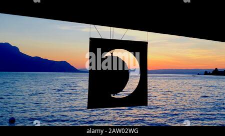 Die Sonne geht auf den Genfersee, Montreux, Kanton Waadt, Schweiz. Stockfoto