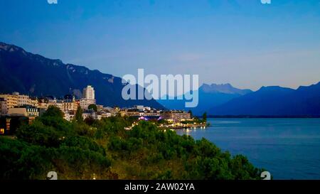 Die Sonne geht auf den Genfersee, Montreux, Kanton Waadt, Schweiz. Stockfoto
