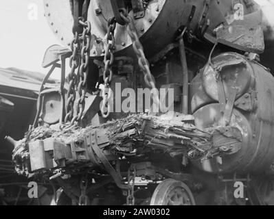 Zerbrochtes Triebwerk nach einem Eisenbahnunfall, bei dem der White Mountain Express am 2. September 1913 durch zwei Autos des Bar Harbor Express nördlich von New Haven, Connecticut, stürzte. Stockfoto