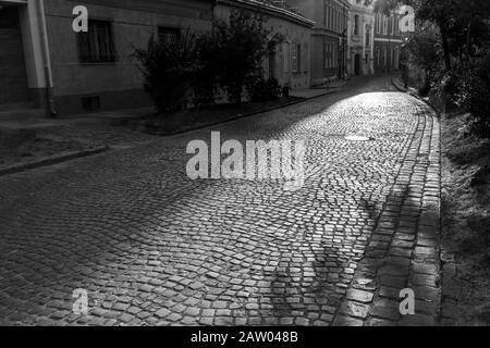 Alte Gebäude an einer Kopfsteinpflasterstraße in Esztergom, Ungarn. Stockfoto