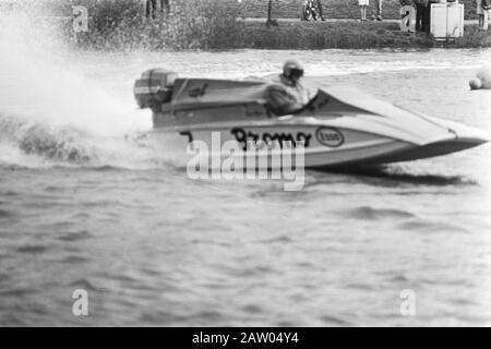 Schnellbootrennen am Bosbaan Rennzeitpunkt: 23. Mai 1971 Ort: Amsterdam, Amsterdam Forest, North Holland Schlagwörter: Rennen, Schnellbootrennen, powerboats, Wettbewerbe Stockfoto