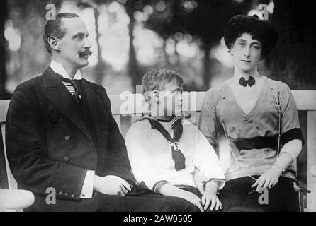 Haakon VII., König von Norwegen (1872-1957) mit seiner Frau, Prinzessin Maud von Wales (1869-1938) und Prinz Olav V. (1903-1991), der 1957 König von Norwegen wurde, Ca. 1913 Stockfoto