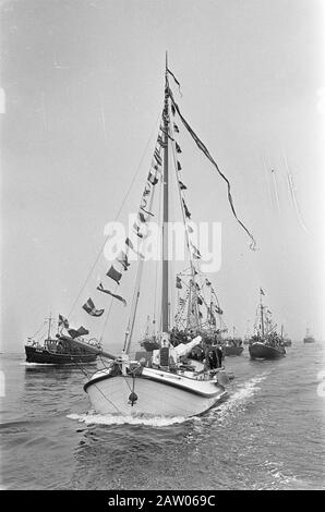 Muschel-Saison Open Mussel Cutters während der Marine-Überprüfung. Green Draeck vor Bord des Prinz Claus Datum: 7. Juli 1967 Ort: Oosterschelde, Yerseke Schlüsselwörter: Muscheln, Öffnungen, Vergnügen, Fürsten, Angeln, Fleet Person Name: Claus (Prinz Niederlande) Stockfoto