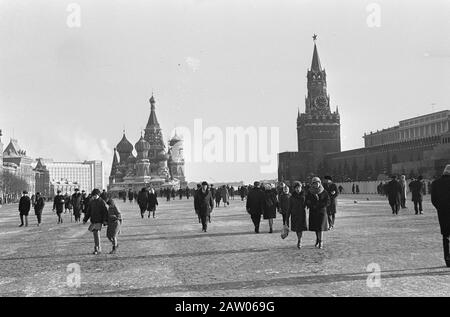 Moskau, Roter Platz, Nr. 30 links Basils Kathedrale, rechts Kreml, Nr. 31 Kaufhaus Gum, Nummer 32 und 33 Kreml Datum: 27. Februar 1967 Standort: Moskau Stichwörter: Plätze, Geschäfte Stockfoto