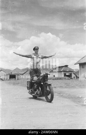 Schulausbildung Fahrer und Motorradfahrer (sOBM) Bandung Motorradübungen Datum: April 1947 Ort: Bandung, Indonesien, Niederländisch-Ostindien Stockfoto