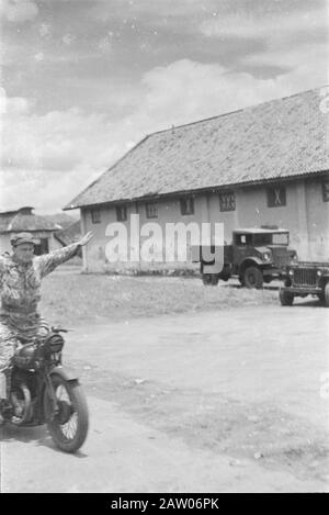 Schulausbildung Fahrer und Motorradfahrer (sOBM) Bandung Motorradübungen Datum: April 1947 Ort: Bandung, Indonesien, Niederländisch-Ostindien Stockfoto