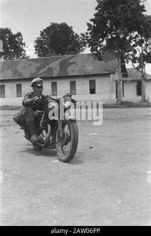 Schulausbildung Fahrer und Motorradfahrer (sOBM) Bandung Motorradübungen Datum: April 1947 Ort: Bandung, Indonesien, Niederländisch-Ostindien Stockfoto