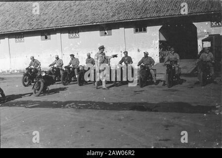 Schulausbildung Fahrer und Motorradfahrer (sOBM) Bandung Motorradfahrer erhalten Unterricht von einem Sergeant Date: April 1947 Ort: Bandung, Indonesien, Niederländische Ostindien: Unbekannt/DLC Urheberrechtsinhaber: National Archives Materialtyp: Negativ (schwarz/weiß) Archivinventarnummer: Siehe Zugang 2.24.04.03 Stockfoto