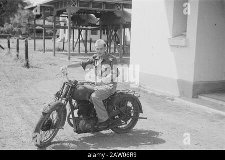 Veldpost Medan Motorradfahrer Datum: März 1947 Ort: Indonesien, Medan, Niederländisch-Ostindien, Sumatra Stockfoto