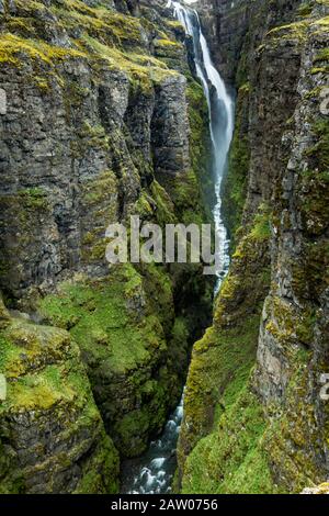 Der tiefe enge Canyon von Glymur fällt in Island. Stockfoto