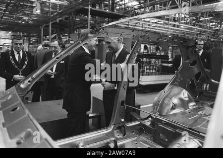 Herr Pieter van Vollenhoven spricht mit ir Steve Stern (Verwaltungsrat) bei einem Besuch bei Volvo Cars in Born. Datum: 27.Februar 1986 Ort: Geboren, North Carolina Schlagwörter: Automobile, Automobil, Besuche, Ingenieure Personenname: Vollenhoven, Pieter van Institution Name: Volvo Stockfoto