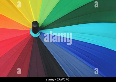 Abstrakte Minimalistische Fotografie, Draufsicht auf einen farbenfrohen Regenschirm Stockfoto