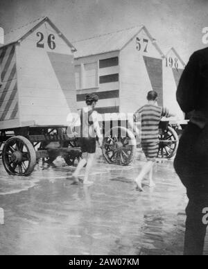 Badegäste und Badegeräte in Ostende Belgien ca. 1910-1915 Stockfoto